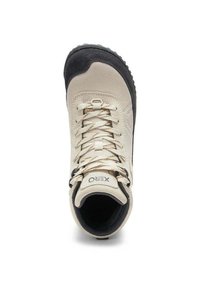 Bota de senderismo beige y negra con cordones, suela gruesa y collar de tobillo acolchado, vista desde arriba sobre un fondo blanco.
