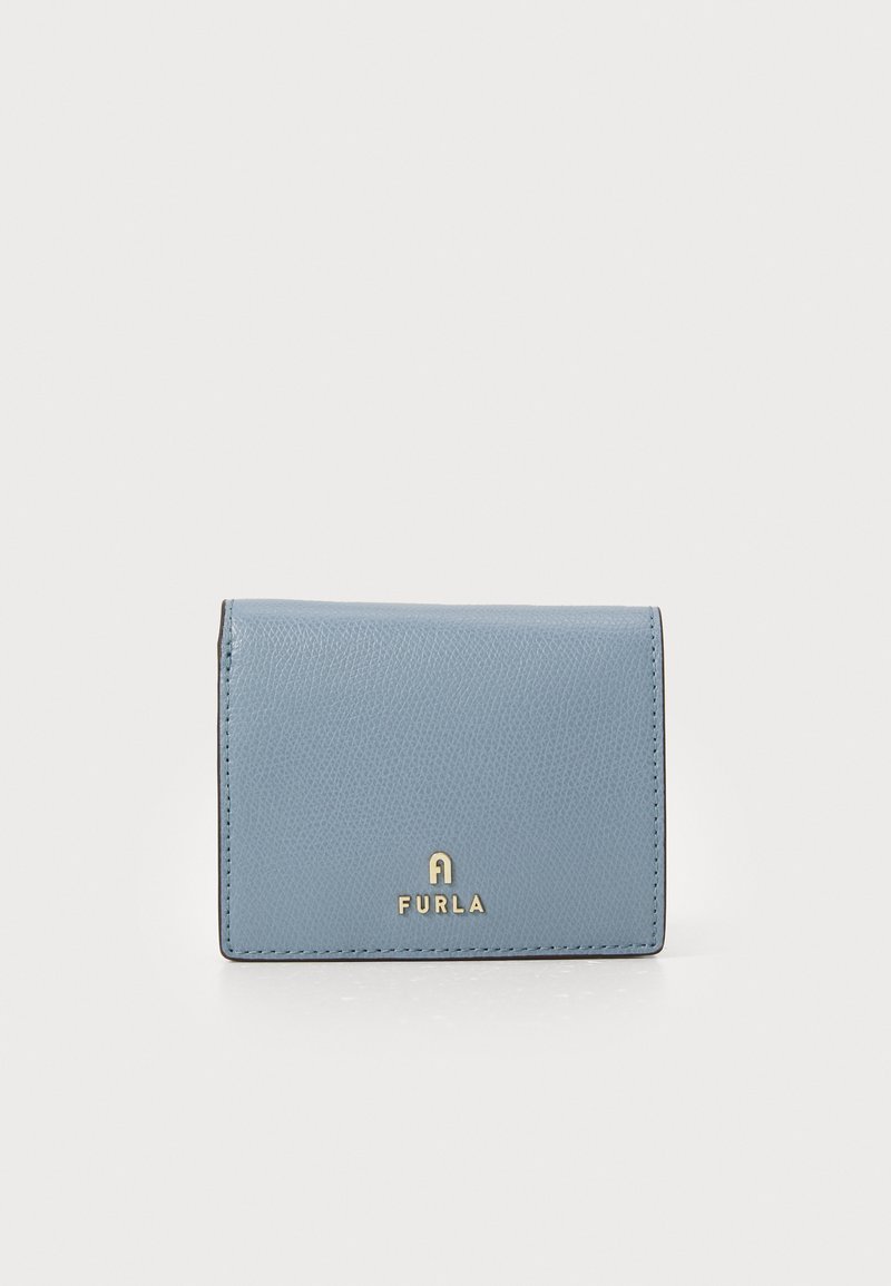 Portefeuille en cuir bleu clair avec une finition texturée, design pliable et un accent logo doré à l'avant. Forme compacte et rectangulaire.