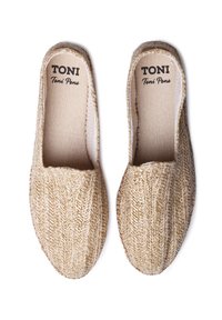 Espadrillas tessute in tonalità beige naturale, caratterizzate da una parte superiore in tessuto morbido, punta arrotondata e un plantare imbottito con il marchio visibile.