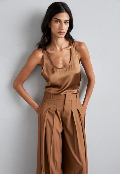 Alice + Olivia AVRIL BOXY TANK - Top - camel