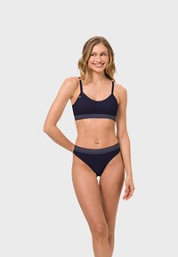 Bikini-Set in Marineblau mit Bralette-Oberteil, verstellbaren Trägern und sportlichen horizontalen Streifen am Bund und am Slip.