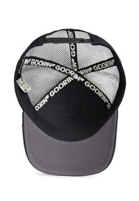 Gorra negra con visera gris, parte trasera de malla y una marca tejida en el interior. El diseño incluye texturas y patrones contrastantes.