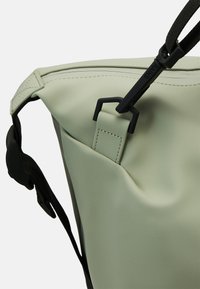 Rains HILO BAG LARGE UNISEX - Torba za vikend - earth