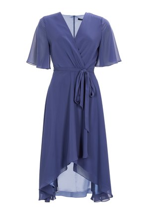 Abito a portafoglio di un blu profondo, realizzato in chiffon leggero; maniche corte a volante; cinturino in vita; orlo asimmetrico con dettagli a strati.