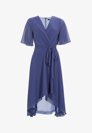 Abito a portafoglio di un blu profondo, realizzato in chiffon leggero; maniche corte a volante; cinturino in vita; orlo asimmetrico con dettagli a strati.