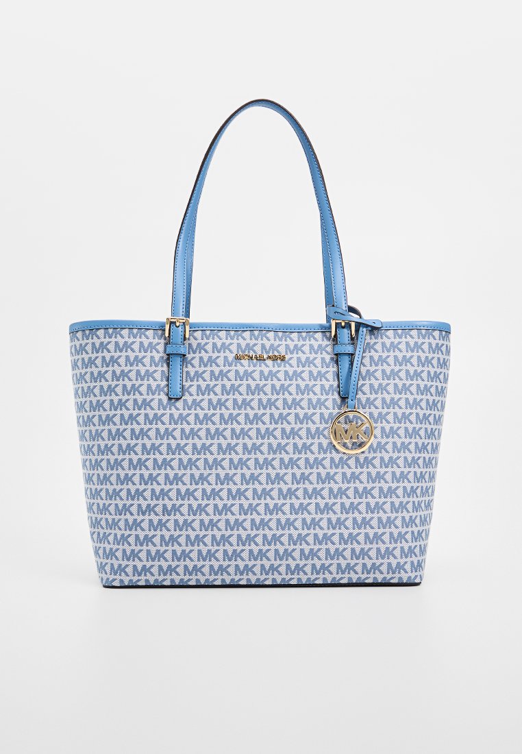 Borsa tote blu Michael Kors con motivo ripetuto "MK", due spallacci e un charm a forma di cerchio dorato appeso a uno degli spallacci.
