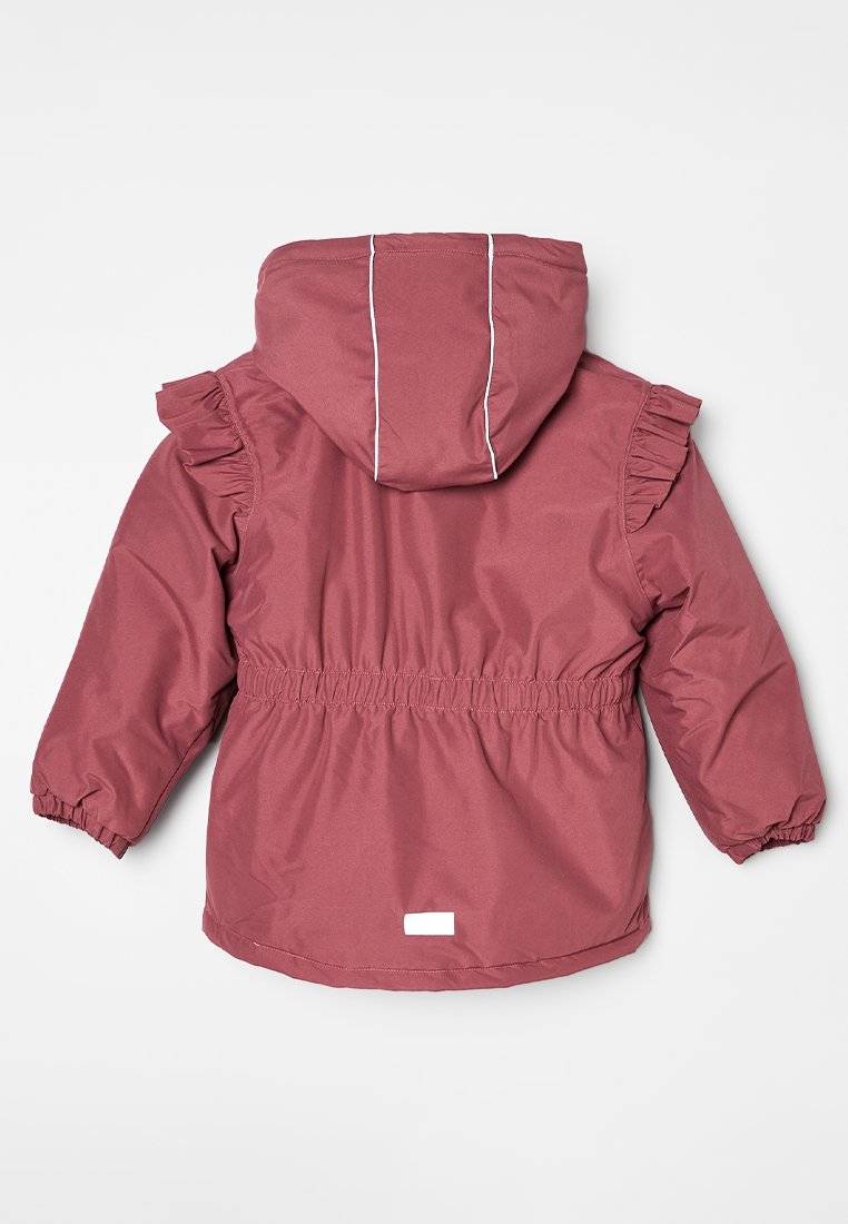 Bordeauxkleurige geïsoleerde jas met een capuchon, gerimpelde accenten op de mouwen, elastische tailleband en witte pipingdetails. Gladde stofstructuur.