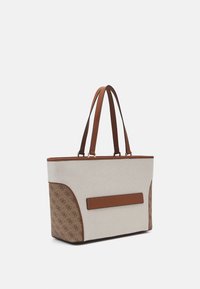 Borsa a tote in canvas beige con dettagli in pelle marrone, caratterizzata da una forma strutturata, doppi manici superiori e un pannello laterale decorato.
