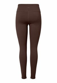 Smeđe tajice s visokim strukom, izrađene od glatkog, rastezljivog materijala. Imaju minimalne šavove i prilagođen, aerodinamičan dizajn.