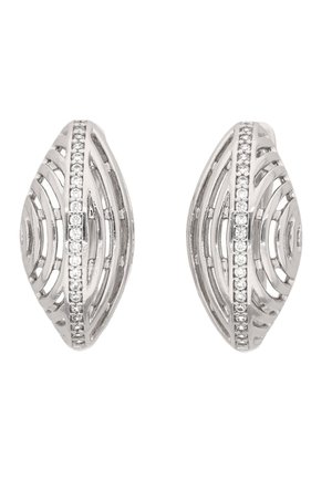 Ezüst tónusú, ívelt fülbevalók, áttört, koncentrikus ovális mintákkal és középen egy sor kis, tiszta kristállyal.