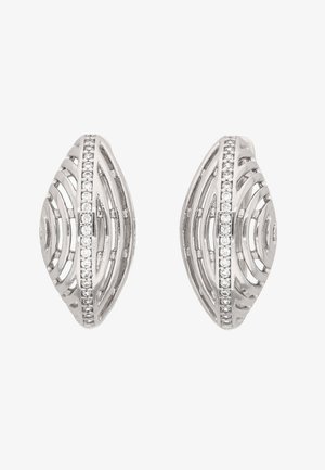 Orecchini curvi color argento con motivi ovali concentrici traforati e una fila centrale di piccoli cristalli trasparenti.