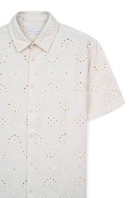 Beige Kurzarmhemd mit Knopfleiste, bestickt mit floralen und geometrischen Mustern, entspannter Schnitt und klassischem Kragen.