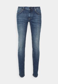 Jeans ajustados de denim azul, con un lavado desvaído, diseño tradicional de cinco bolsillos, bucles para cinturón y cierre de botones.