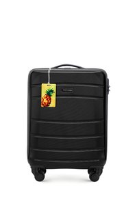 Zwarte hard-shell koffer met een gestructureerde afwerking, uitgerust met een logo plaat en een ananasthema bagagelabel. Voorzien van vier wielen voor mobiliteit.