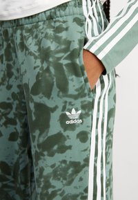 adidas Originals Tracksuit bottoms - trace green/shadow green