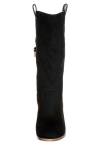 Botas de cuero sintético negras, hasta la rodilla, con punta afilada, textura suave y correas decorativas en la parte superior; cremallera lateral para facilitar su calzado.