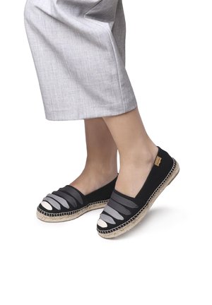 Espadrillas nere con tomaia in tessuto a righe grigie, design aperto sulla punta e suola in juta. Texture liscia e silhouette bassa.