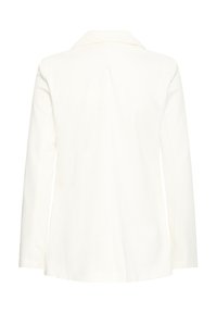 Blazer blanc à manches longues avec un col cranté et une coupe droite, présentant une couture minimale et une finition en tissu texturé lisse.