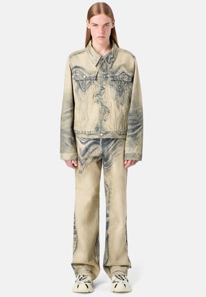 Denimjakke og bukser sæt i beige med blå abstrakte mønstre, der har en klassisk krave, knaplukning og afslappet pasform.