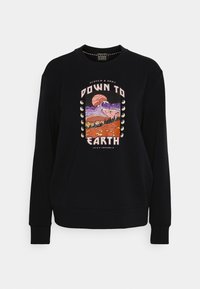 Sudadera negra con una colorida impresión gráfica de montañas y un sol. Puños y dobladillo acanalados, corte relajado. Textura de tela suave.