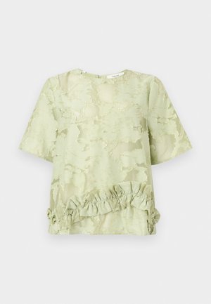 Ανοιχτό πράσινο πουκάμισο με κοντό μανίκι, φλοράλ λακαρέ σχέδιο και λεπτομέρεια βολάν στο τελείωμα, στρογγυλή λαιμόκοψη, άνετη εφαρμογή.