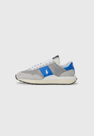 Grå og blå lavtop sneaker med hvide snørebånd, hvid sål og logo af en polospiller på sidelænet og hælflappen.