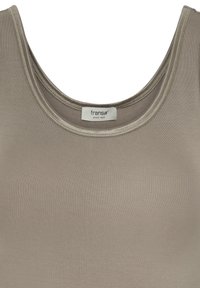 Débardeur beige sans manches avec un col en U et une étiquette cousue indiquant "fransa DEPUIS 1968" à l'intérieur du col.