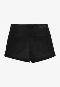 Černé denimové šortky s klasickým střihem, které mají dvě zadní kapsy a ohrnutý lem. Tkanina má hladkou texturu a decentní šití.