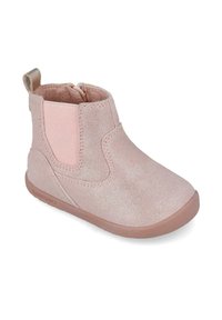 Botines brillantes de color rosa, hechos de material suave, con paneles laterales elásticos, una lengüeta y una suela de goma para mayor agarre.
