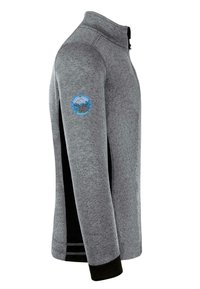 Grå fleecejacka med ståkrage, svarta sidopaneler och en axelpatch med en blå bergdesign.