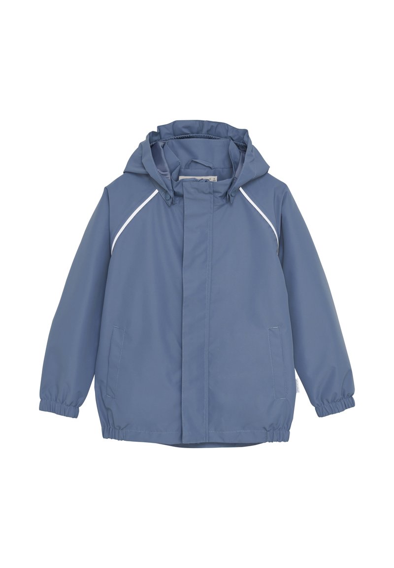 Veste imperméable bleue avec capuche, poignets élastiques et fermeture éclair à l'avant. Présente des coutures d'accentuations blanches et deux poches latérales.