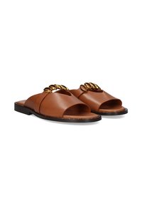 Sandalias de cuero marrón tipo slip-on con punta abierta, diseño de parte superior curvada y acento de cadena dorada en la sección media. Suela plana negra.