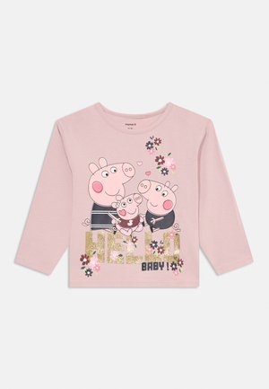 Cămașă lungă cu mânecă de culoare roz deschis, cu porcușori din desene animate, accente florale și mesajul "BUNĂ, BEBE!" în sclipici auriu. Fabricată din material de bumbac.
