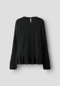 Haut noir à manches longues avec un tissu texturé smocké, une taille évasée style peplum et une ouverture en goutte d'eau à l'arrière.