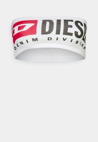 Hvid elastisk hovedbånd med fed sort og rød "DIESEL" logo og "DENIM DIVISION" tekst. Glat overflade, ensartet bredde og afrundede kanter.