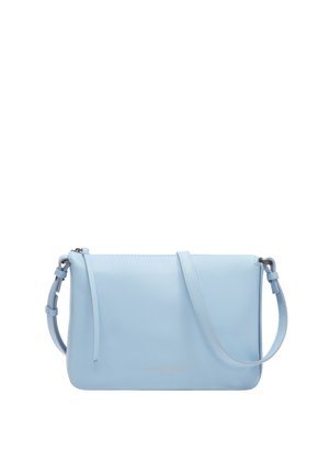 Jasnoniebieska skórzana torebka na ramię z regulowanym paskiem i zamkiem błyskawicznym, prostokątny kształt z subtelnym napisem marki w dolnej części na środku.