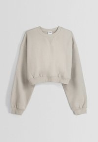 Sudadera recortada de tejido gris claro, con cuello acanalado, mangas anchas y un dobladillo ajustado. Textura suave con detalles de diseño mínimos.