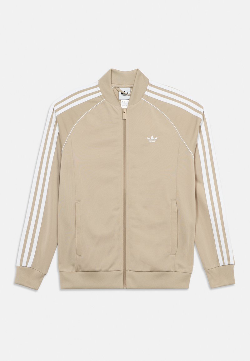Beige Zip-Trackjacke mit weißen Adidas-Drei-Streifen auf den Ärmeln und kleinem Trefoil-Logo auf der linken Brust, gerippte Bündchen und Kragen.
