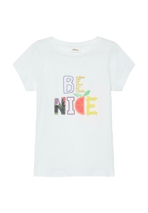 Chemise blanche à manches courtes avec texte coloré "BE NICE", incluant des lettres à motifs et une tranche de pamplemousse avec des feuilles vertes.