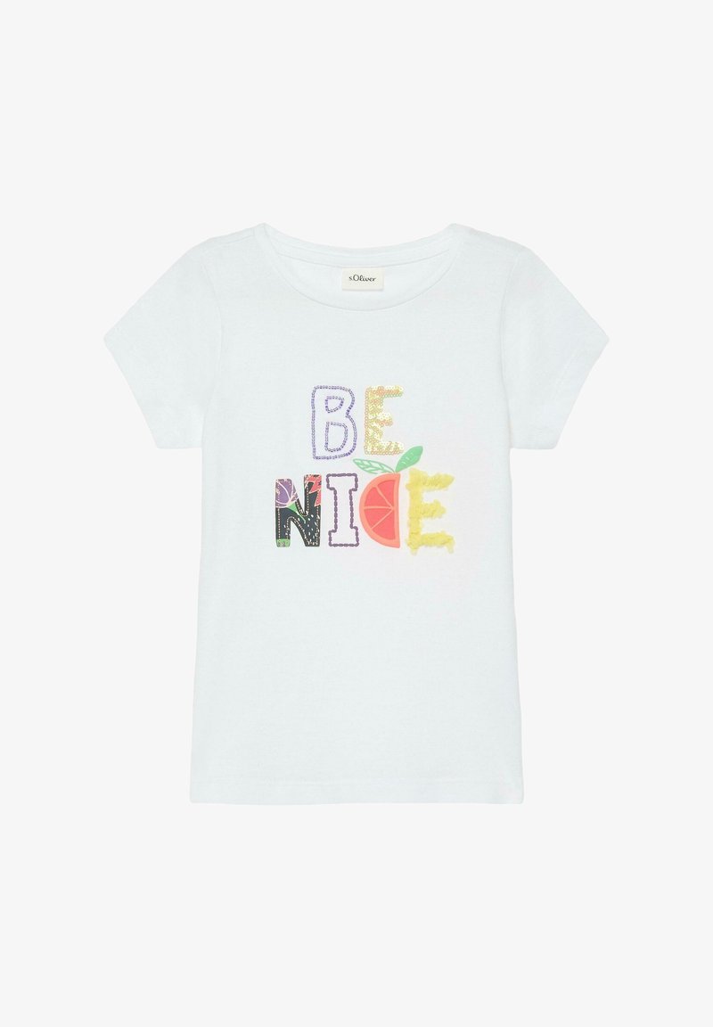 Chemise blanche à manches courtes avec texte coloré "BE NICE", incluant des lettres à motifs et une tranche de pamplemousse avec des feuilles vertes.