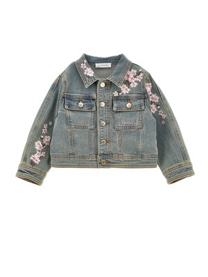 Giacca in denim di un blu chiaro con ricami floreali sulle spalle. Presenta due tasche sul petto e chiusure a bottone per una vestibilità sicura.