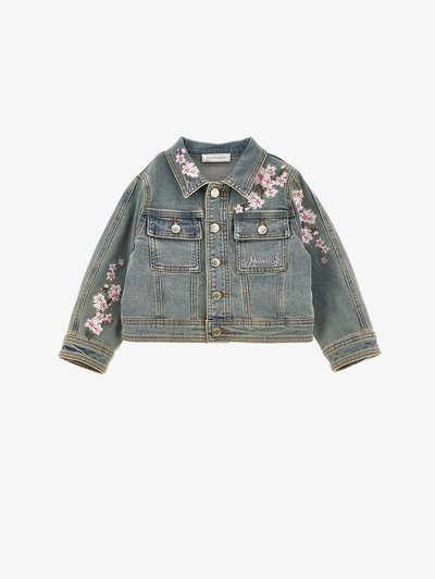 Világoskék farmerdzseki virágos hímzéssel a vállakon. Két mellzsebe és gombos záródása van a biztonságos illeszkedés érdekében.