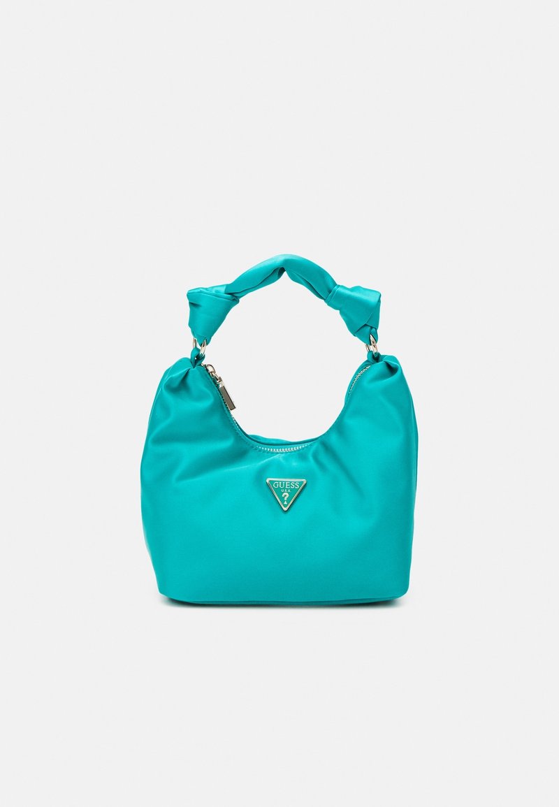 Sac à main souple turquoise avec poignée nouée, fermeture éclair et plaque triangulaire du logo Guess sur le devant, sur fond blanc.