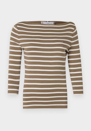 Καφέ και κρεμ ριγέ μακρυμάνικο μπλουζάκι με στρογγυλή λαιμόκοψη και λεπτομέρεια λογότυπου, φτιαγμένο από μαλακό ύφασμα με απαλό υφή.