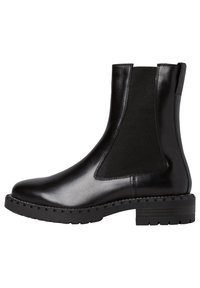 Czarne skórzane buty ankle z elastycznymi bocznymi panelami, zaokrąglonym noskiem i teksturowaną gumową podeszwą. Minimalne szwy oraz solidny obcas.