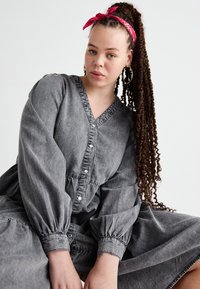 ONLY Carmakoma CARAVRIL DRESS - Džinsa auduma kleita - dark grey denim