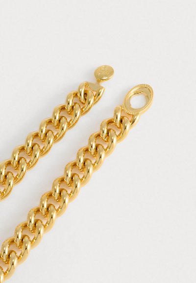 Pulseira em tom de ouro com elos grossos e interligados. Apresenta um fecho oval seguro e um pequeno disco com o logótipo perto do fecho.
