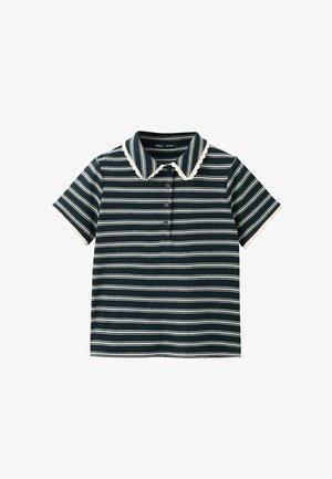 Tmavomodré polo s krátkym rukávom s bielymi horizontálnymi pruhmi, tromi gombíkmi a bielym golierom a manžetami na rukávoch s vlnkovaným okrajom.