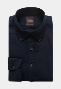 Camicia button-up blu scuro realizzata in tessuto traspirante. Presenta un colletto ampio, maniche lunghe e un solo polsino, con bottoni neri.