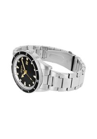 Zilveren roestvrijstalen horloge met een zwarte wijzerplaat, gouden accenten, een draaibare bezel en een metalen armband. Voorzien van duidelijke uurmarkeringen en een datumfunctie.